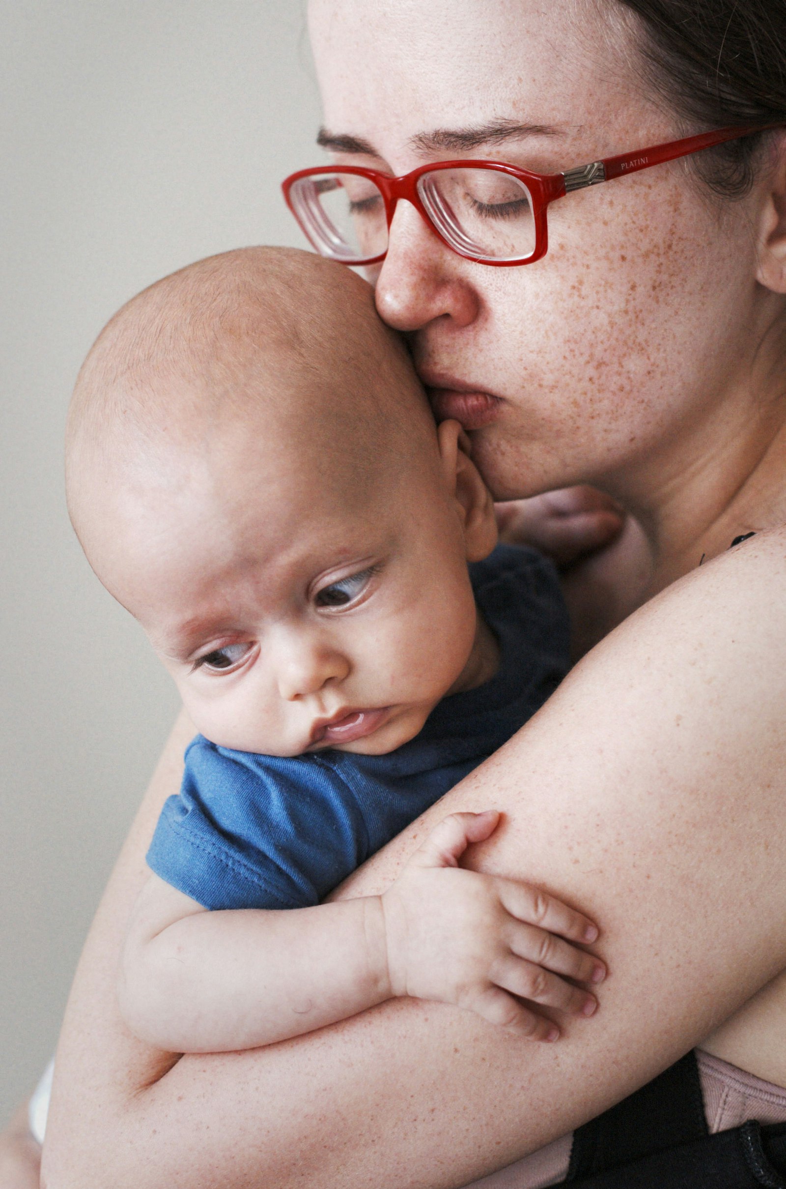 Zmęczona mama przytula niemowlę